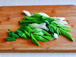 青蒜去皮洗干净，切段。