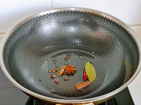 起油锅，加入花椒，八角，桂皮，香叶煸炒出香味。