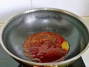 再加入炒鸡酱，小火翻炒。