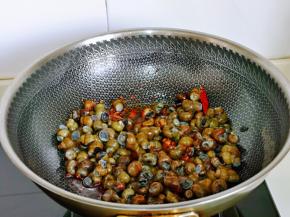 加入焯水的螺蛳，翻炒均匀。