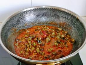 加入料酒，再加入一小碗纯净水，大火烧开后转中小火8分钟。