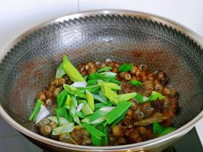 再加入切好的青蒜，翻炒1分钟。