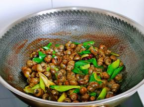 大火收汁，无需收干，有一点汤汁更好吃～