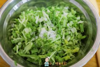 芹菜切碎加2g盐混合一下，可以把水挤出来 这样包饺子就不会很多水