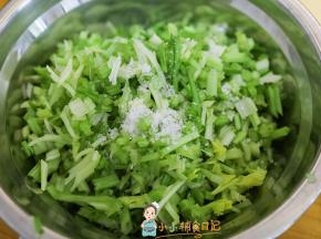 芹菜切碎加2g盐混合一下，可以把水挤出来 这样包饺子就不会很多水