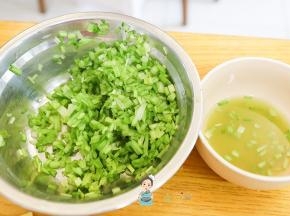 挤出来的水不要都倒了，留10g水备用