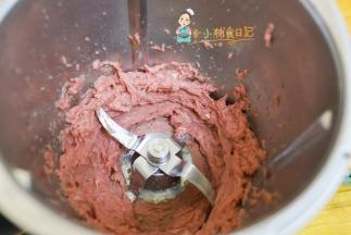 这个牛肉切碎用筷子边倒水边搅拌，把10g水全部打进去 这样吃起来肉会更好吃