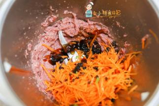 把胡萝卜丝黑木耳15g胡萝卜50g放进碗里，一岁以上加一些调味料酱油5g 耗油8g 糖1g 植物油10g 盐2g