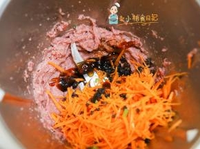 把胡萝卜丝黑木耳15g胡萝卜50g放进碗里，一岁以上加一些调味料酱油5g 耗油8g 糖1g 植物油10g 盐2g
