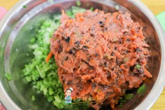 最后把肉跟芹菜还有葱一起混合均匀即可