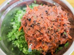 最后把肉跟芹菜还有葱一起混合均匀即可