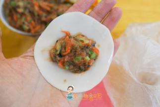 饺子皮放入馅，边缘沾水