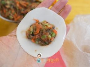 饺子皮放入馅，边缘沾水