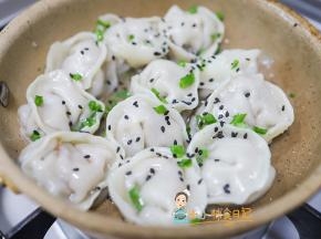 锅里倒油煎成金黄色加一些水煮熟后撒芝麻跟葱花即可