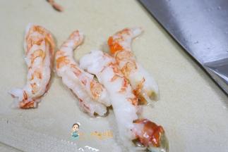 我用的很大的牡丹虾，你可以用你自己能买到的虾，最好自己剥壳，剥壳后净重是180g，中间切开去掉虾线