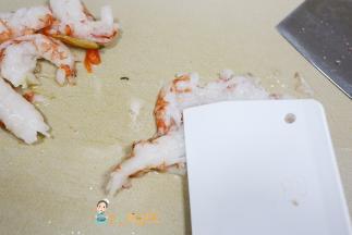 把虾拿出来挤干水分，用刀压成泥