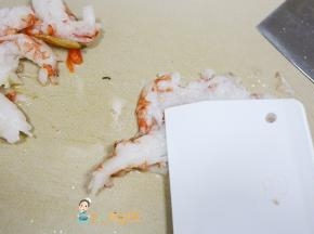 把虾拿出来挤干水分，用刀压成泥