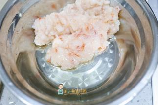 刀背剁，这样口感会更好，如果用料理棒就会少了那种颗粒感，要看到剁的比较细就可以，大概10分钟