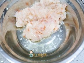 刀背剁，这样口感会更好，如果用料理棒就会少了那种颗粒感，要看到剁的比较细就可以，大概10分钟