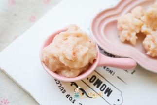 锅里烧水，煮开后最小火放入虾滑，你可以做成圆形也可以做成长条形都可以，煮开浮起即可