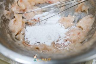 碗里加入10g蛋清，顺时针搅拌，感到虾有点上劲，一直打圈搅拌五分钟