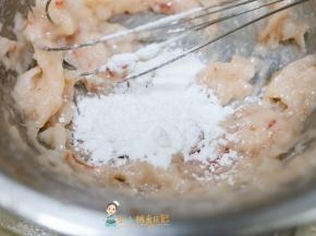 碗里加入10g蛋清，顺时针搅拌，感到虾有点上劲，一直打圈搅拌五分钟
