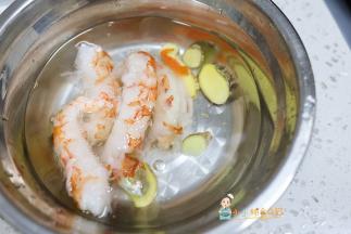 姜片加水加虾浸泡去除腥味，大概15-30分钟