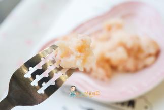 虾滑不需要调味料，大人吃可以在汤里调味