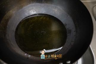 锅里放入一些油，油的量要差不多跟虾放入齐平