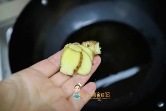 姜片放入油里，姜片放入油会冒泡就差不多了