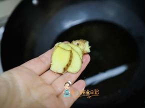 姜片放入油里，姜片放入油会冒泡就差不多了