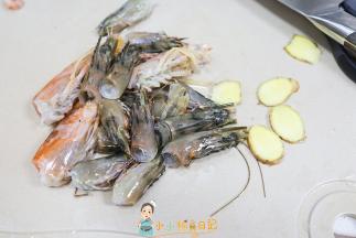 将虾头都切下来姜切片