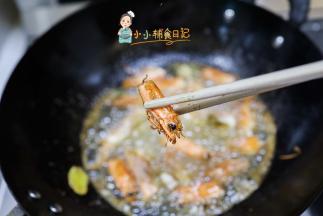 等虾看起来有点金黄色变脆就是差不多了