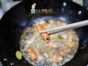 等虾看起来有点金黄色变脆就是差不多了