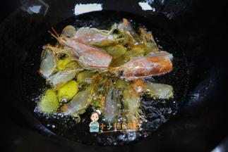 把虾放入油里
