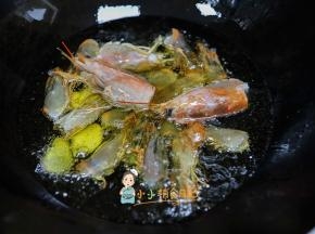 把虾放入油里
