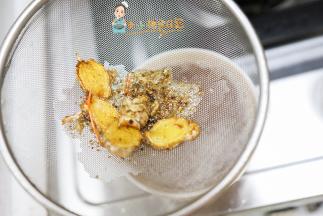 用一个筛子把渣都隔离出去，放入一个小瓶子里就可以了