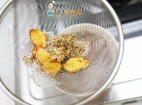 用一个筛子把渣都隔离出去，放入一个小瓶子里就可以了