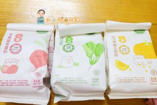 准备三个颜色的面粉，我用的是草莓甜菜面粉、菠菜面粉、南瓜鹰嘴豆面粉，如果你没有彩色面粉也可以用果蔬汁替代一部分牛奶，只要颜色达到你要的颜色就可以，比如菠菜汁、火龙果汁都可以，黄色的直接用白色的面粉做就可以，因为鸡蛋是黄色的