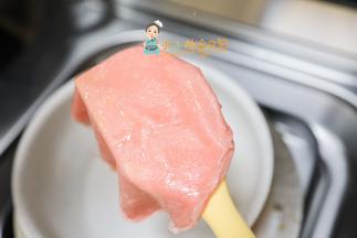 要稍微等皮有一点干才拿起来不然会很容易破的，煎第二张的时候一定要用湿布弄一下，降低一下锅的温度，如果你有导热板这一步可以省略，因为锅的温度低很稳定