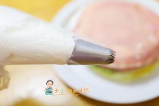 剩下的奶油我用裱花袋装起来放了一个裱花嘴