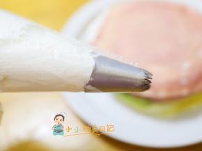 剩下的奶油我用裱花袋装起来放了一个裱花嘴