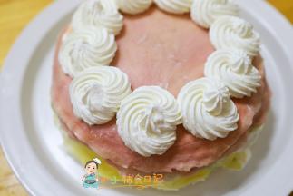 表面挤上奶油，你喜欢什么样的花嘴都可以，冷藏三小时以上就可以吃啦