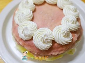 表面挤上奶油，你喜欢什么样的花嘴都可以，冷藏三小时以上就可以吃啦