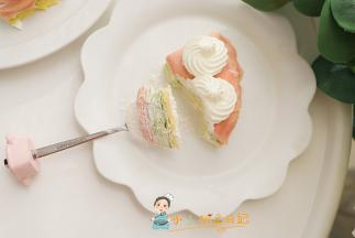 面粉的吸水性有点不一样，所以感觉牛奶太少面糊很难摊开可以多加一点点液体来解决哦