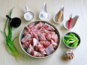 准备食材，青蒜去皮洗干净切段，也可以换成菌菇类。