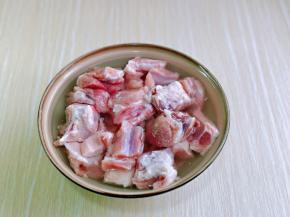 首先肋排一定要提前泡冷水，大约2小时候左右，期间需要换两次水，直到水清澈为止。