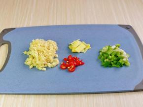 葱姜蒜去皮切好，从切葱花，蒜切末，姜切片，辣椒切段。