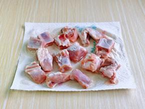 泡好的排骨，用厨房用纸将水分吸干，多换几张，尽量把水分完全吸干。