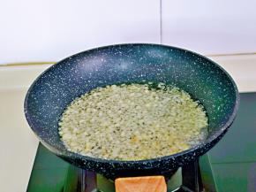 锅中加入食用油，油温6成热时加入蒜末小火煸炒，炒至微黄，散发香味即可关火，放旁边晾凉。